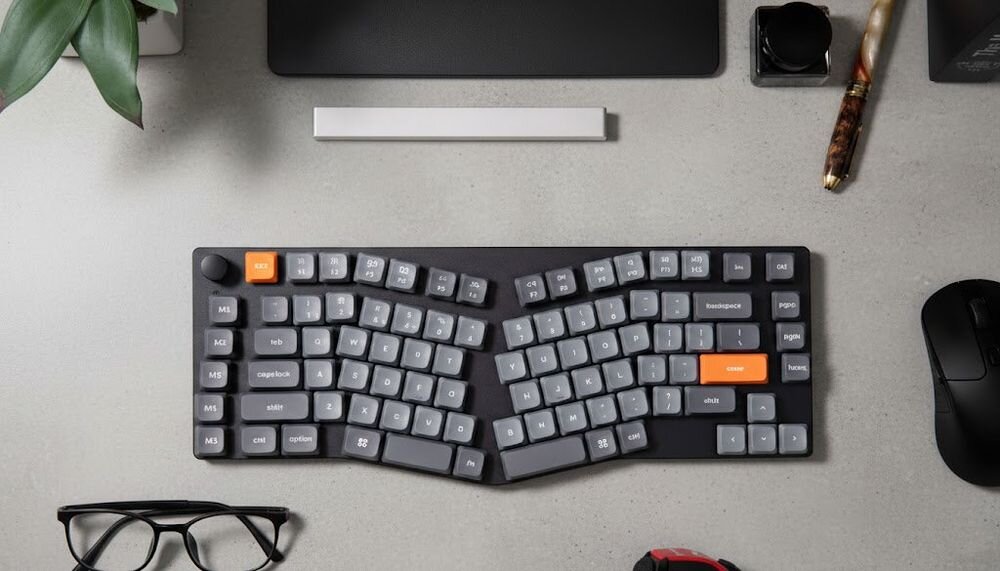 KEYCHRON K5 Anti-ghosting N-Key Rollover graczy i użytkowników - od góry na jasnym biurku, obok okulary i mysz