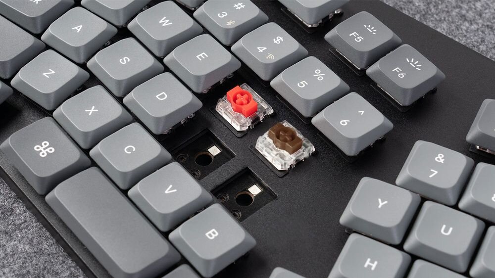 KEYCHRON K15 Max Niskoprofilowe przełączniki mechaniczne Gateron Red Low-Profile MX 2.0 KEYCHRON K15 Max 50 milionów naciśnięć Przezroczysta obudowa górna podświetlenia RGB - zbliżenie na przełączniki