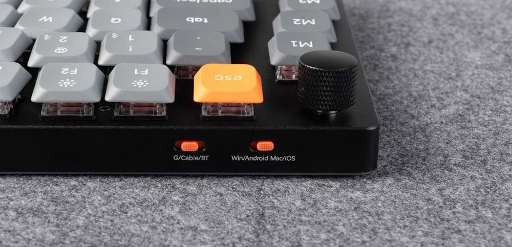 KEYCHRON K15 Max KEYCHRON K15 Max Bluetooth trzema urządzeniami jednocześnie przewodowo 2.4 GHz odbiornika USB-A polling rate 1000 Hz Szybkie przełączanie - zbliżenie na przełącnzik połączenia i win/mac