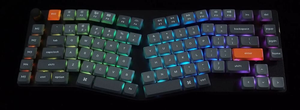 KEYCHRON K15 Max Podświetlenie RGB KEYCHRON K15 Max trybów świetlnych regulacji jasności oraz prędkości animacji wyraźnie podświetlonym klawiszom - podświetlenie klawiatury na ciemnym tle