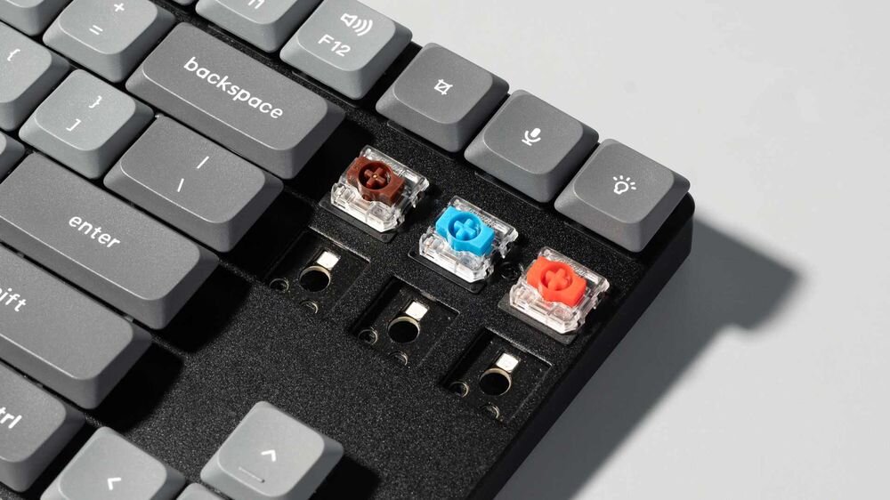 KEYCHRON K1 Max Niskoprofilowe przełączniki mechaniczne Gateron Low-Profile MX 2.0 KEYCHRON K1 Max 50 milionów naciśnięć Przezroczysta obudowa górna podświetlenia RGB - zbliżenie na przełączniki