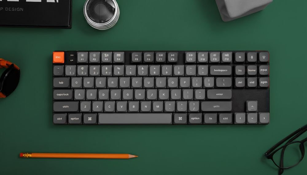 KEYCHRON K1 Max litowo-jonowy pojemności 200 mAh 166 godzin pracy bez podświetlenia włączonym podświetleniu RGB 86 godzin - klawiatura od góry na zielonym tle