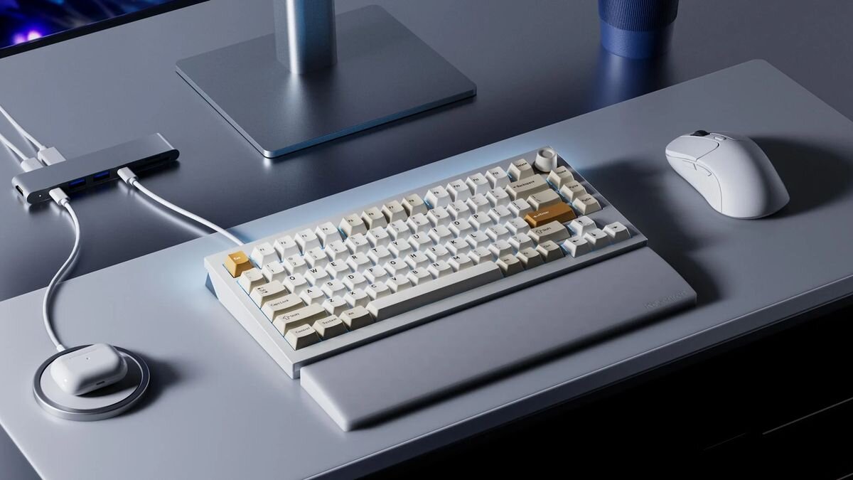 KEYCHRON Lemokey L5 HE formacie TKL 80% 87 klawiszy bez numerycznego bloku mysz F-klawiszy i strzałek trzem ustawieniom nachylenia trzem ustawieniom nachylenia - klawiatura na jasnym biurku, obok mysz