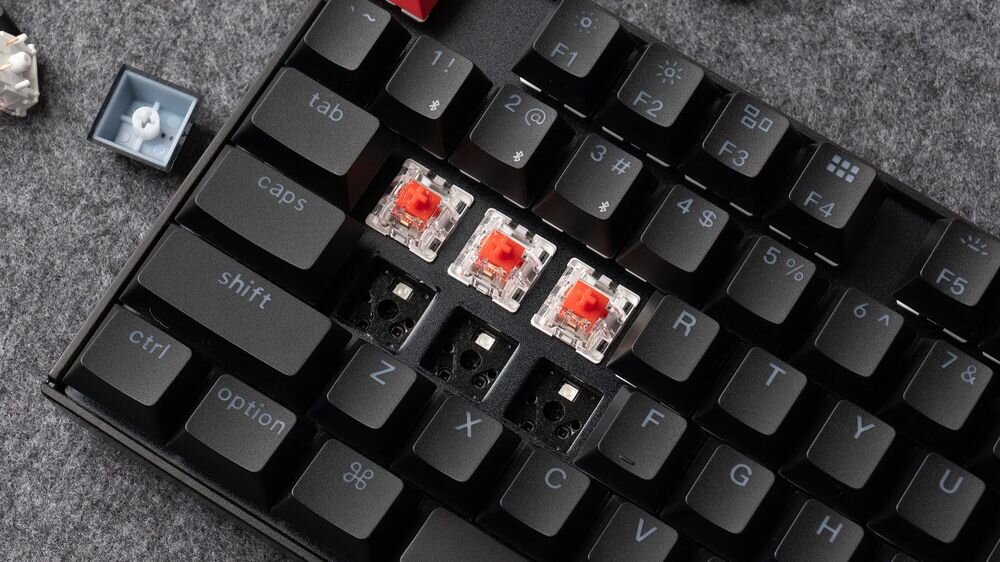 KEYCHRON K8 Przełączniki mechaniczne Keychron Super Keychron K8 50 milionów naciśnięć Przezroczysta obudowa górna podświetlenia RGB - zbliżenie na przełączniki