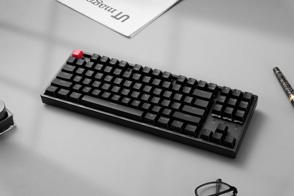 KEYCHRON K8 Keychron K8 bezprzewodowa klawiatura mechaniczna TKL Tenkeyless 80% bez bloku numerycznego klawisze funkcyjne, strzałki i nawigację - klawiatura na jasnym tle, obok marker