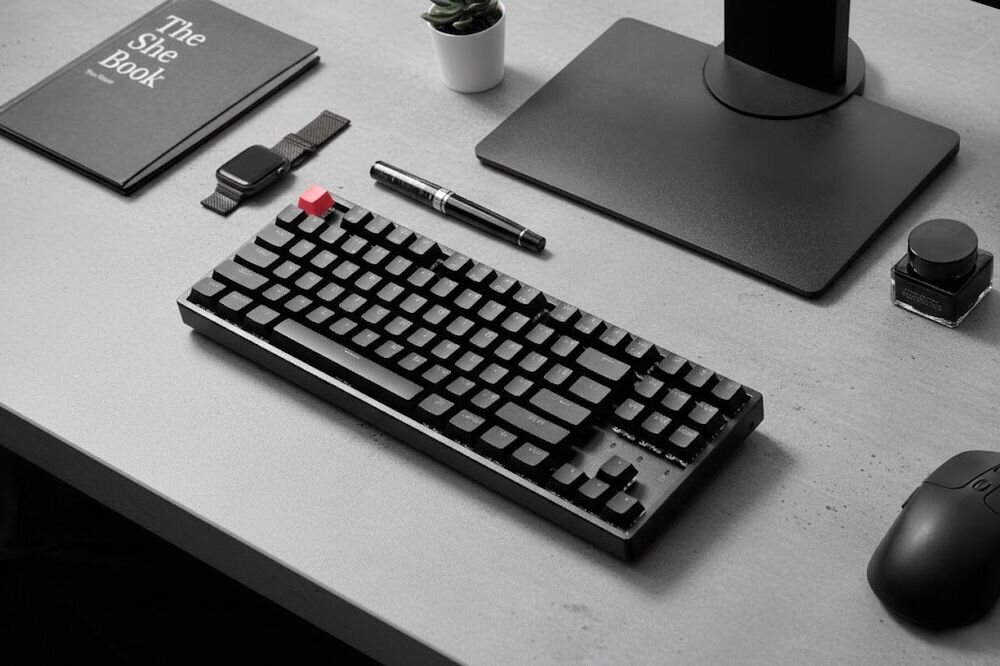 KEYCHRON K8 Keychron K8 pianki IIXPE, PET i EPDM Aluminiowa płyta Spacja czy Enter - klawiatura przed monitorem, obok mysz