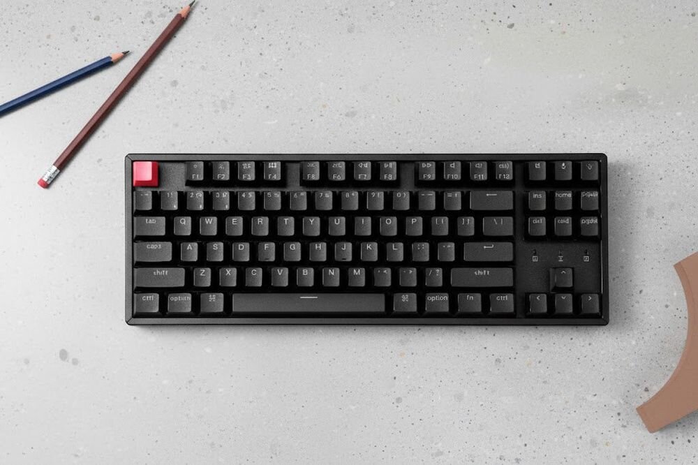 KEYCHRON K8 Technologia Hot-Swap wymianę switchy bez konieczności lutowania Keycapy Cherry double-shot PBT odporne na zużycie i ścieranie - klawiatura na jasnym biurku