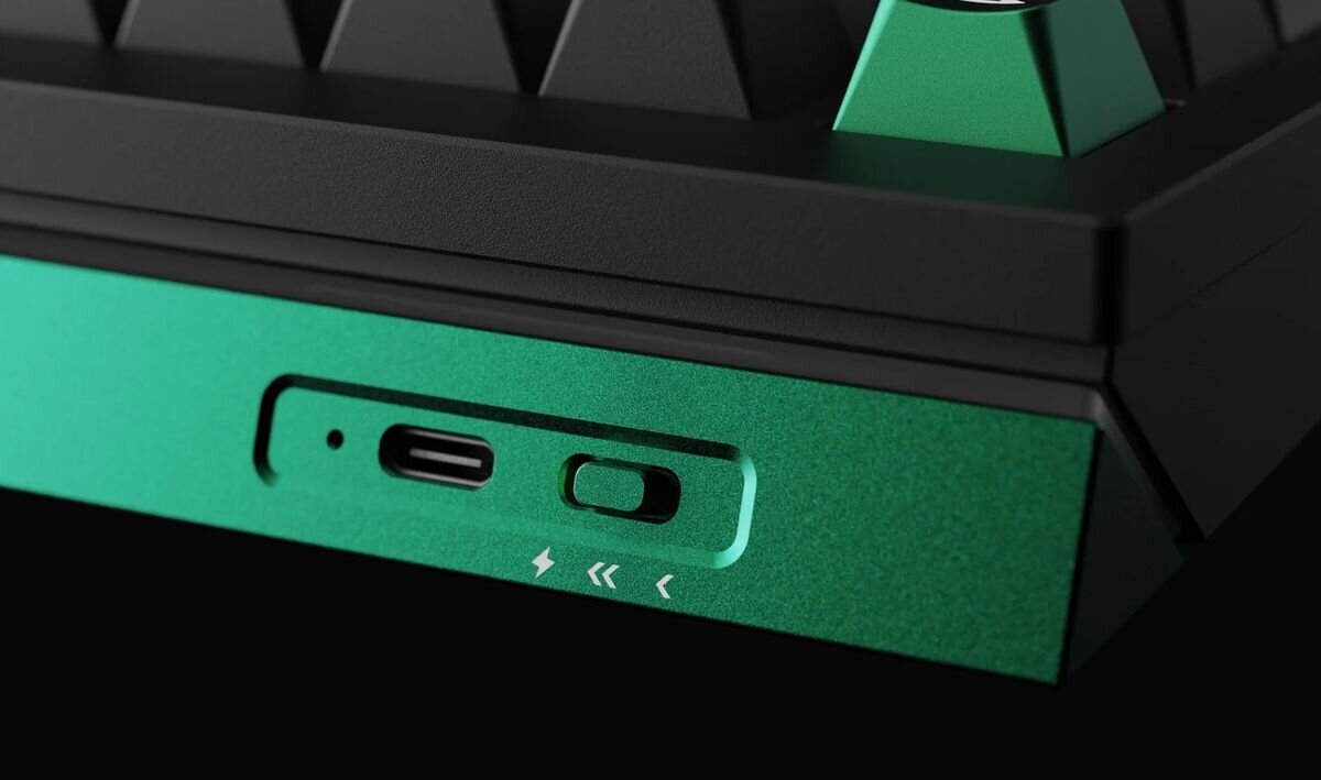 KEYCHRON Lemokey L5 HE kabel USB-A/USB-C 180 cm stabilne połączenie przewodowe ułatwia wygodne podłączenie klawiatury - klawiatura od góry na blacie, obok myszka - zbliżenie na port USB-C