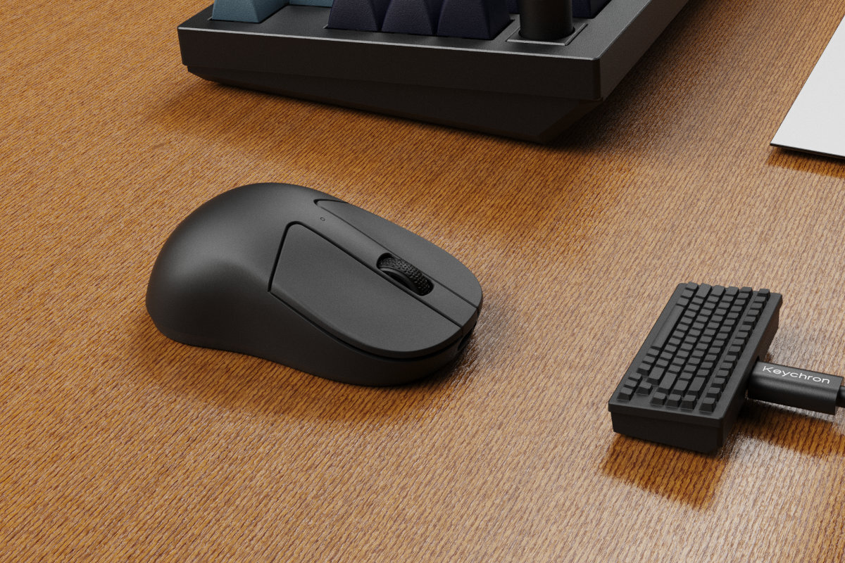 KEYCHRON M4 Odłączany kabel USB-C trybie przewodowym, jednocześnie ładując mysz Solidny przewód wysokiej jakości - Czarna mysz komputerowa na drewnianym biurku obok miniaturowej klawiatury i pełnowymiarowego zestawu klawiszy