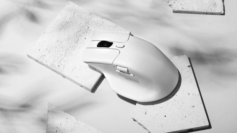 KEYCHRON M6 KEYCHRON M6 pollling rate 8000 Hz sensor PixArt 3950 rozdzielczość do 30 000 DPI - mysz od góry na jasnym blacie