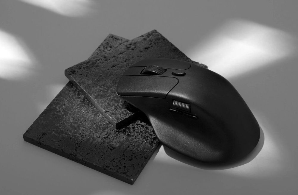 KEYCHRON M6 M6 bezprzewodowo w trybie 2.4 GHz przewodowy 1000 Hz M6 specjalnego odbiornika 4K Bluetooth- mysz w czarnym kolorze na ciemnych płytach biurku