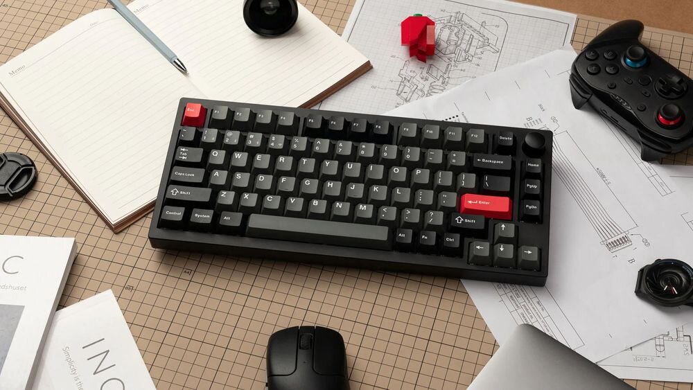 KEYCHRON Lemokey P1 Pro bezprzewodowa klawiatura mechaniczna TKL Tenkeyless 80% bez bloku numerycznego klawisze funkcyjne, strzałki i nawigację - klawiatura na biurku, po bokach papiery i kontroler