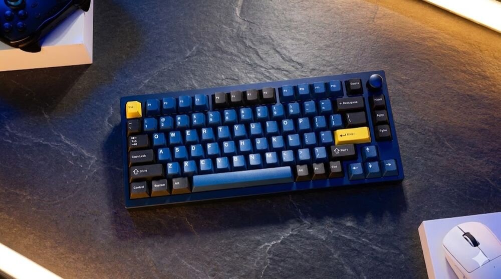KEYCHRON Lemokey P1 Pro Anti-ghosting N-Key Rollover graczy i użytkowników - klawiatura od góry, obok myszka i kontroler