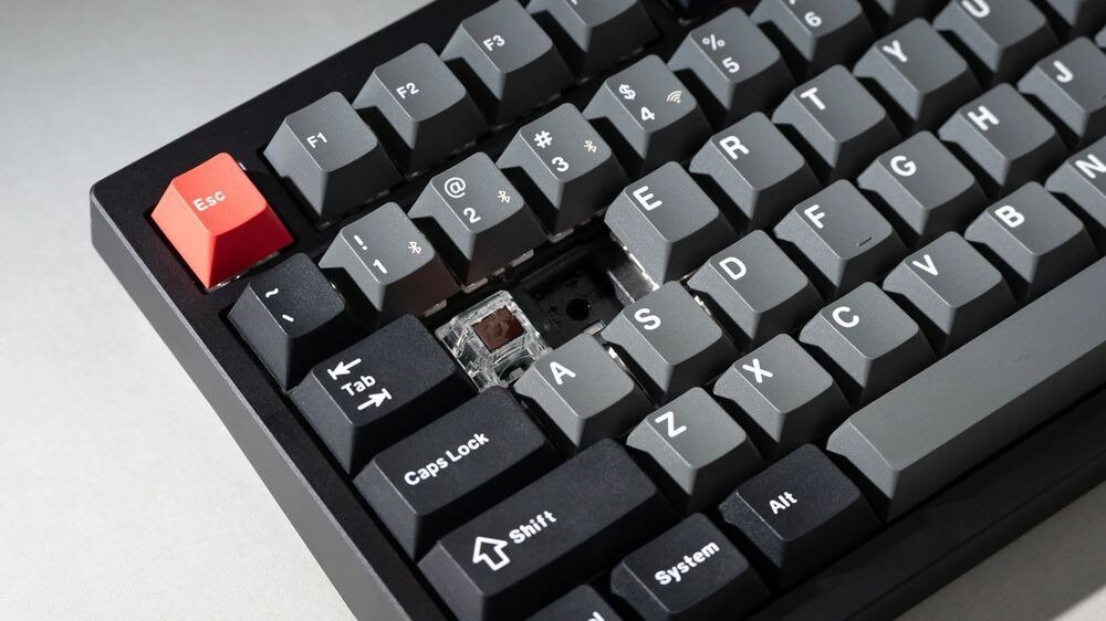 KEYCHRON Lemokey P1 Pro Przełączniki mechaniczne Keychron Super Keychron Brown P1 Pro 50 milionów naciśnięć Przezroczysta obudowa górna podświetlenia RGB - zbliżenie na przełączniki
