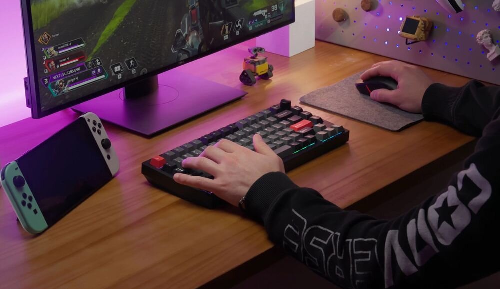 KEYCHRON Lemokey P1 Pro formacie TKL 80% 87 klawiszy bez numerycznego bloku mysz F-klawiszy i strzałek trzem ustawieniom nachylenia trzem ustawieniom nachylenia - klawiatura na biurku, obok mysz używane przez osobę