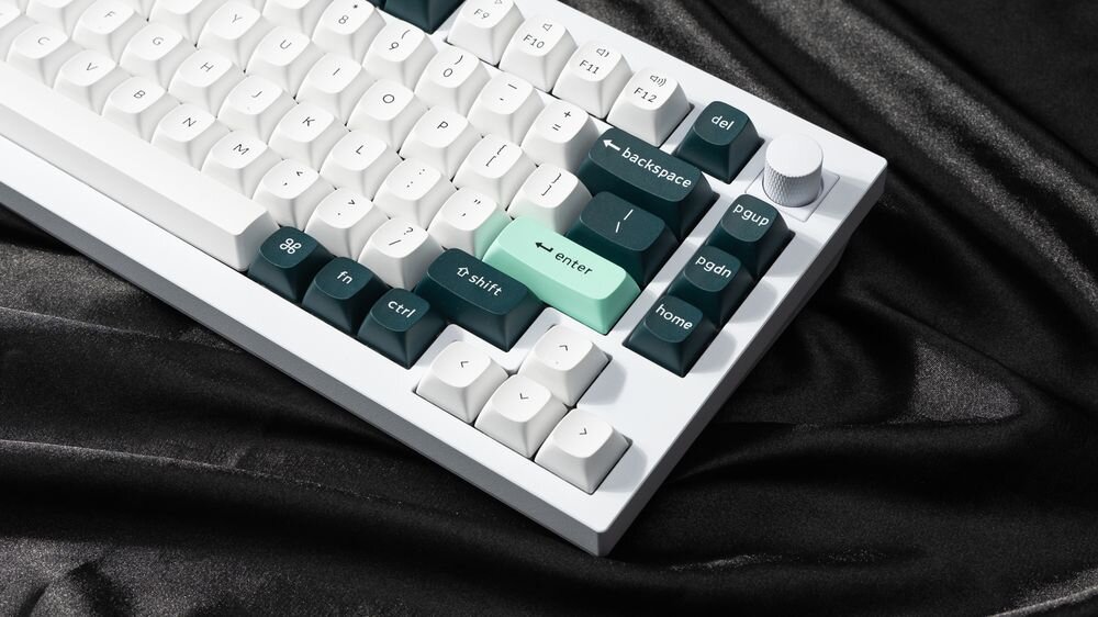 KEYCHRON Q1 HE kabel USB-C/USB-C długości 180 cm estetyczne poprowadzenie przewodu Solidne wykonanie - klawiatura na ciemnym materiale