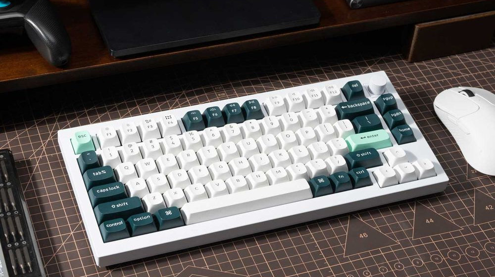 KEYCHRON Q1 HE czterech akcji jednemu klawiszowi głębokości naciśnięcia momentu zwolnienia - klawiatura na brązowej podkładce, obok myszka