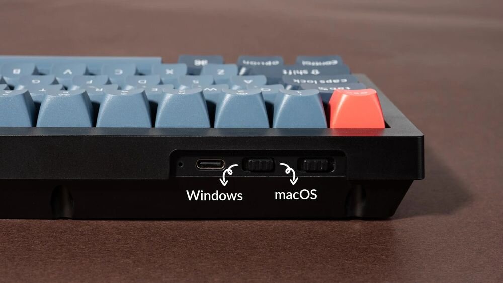 KEYCHRON V3 Max macOS i Windows przełącznik systemowy dodatkowy zestaw keycapów dwóch osobnych układów klawiszy - pokazany przełącznik systemowy i port usb-c