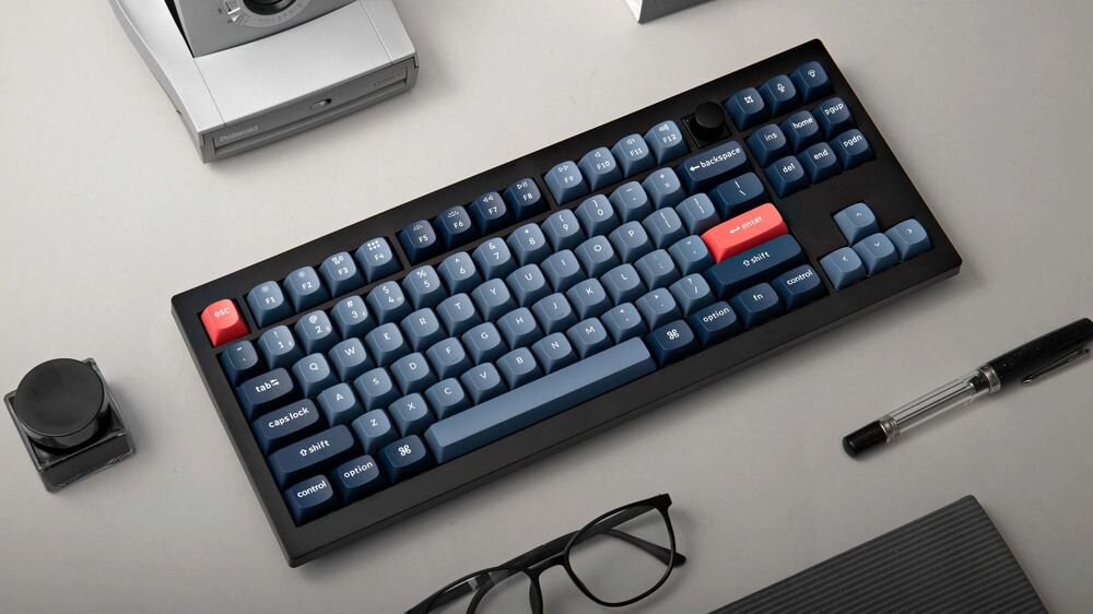 KEYCHRON V3 Max bezprzewodowa klawiatura mechaniczna TKL Tenkeyless 80% bez bloku numerycznego klawisze funkcyjne, strzałki i nawigację - klawiatura na jasnym blacie, w okół akcesoria