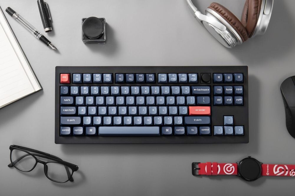 KEYCHRON V3 Max formacie TKL 80% 87 klawiszy bez numerycznego bloku mysz F-klawiszy i strzałek trzem ustawieniom nachylenia trzem ustawieniom nachylenia - klawiatura na blacie obok reszty akcesoriów
