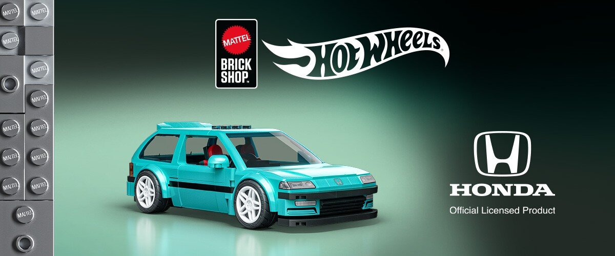 Obraz przedstawia model samochodu z klocków, przypominający turkusowy samochód Honda Civic EF. Widoczne są logotypy: Mattel Brick Shop, Hot Wheels oraz Honda Official Licensed Product.