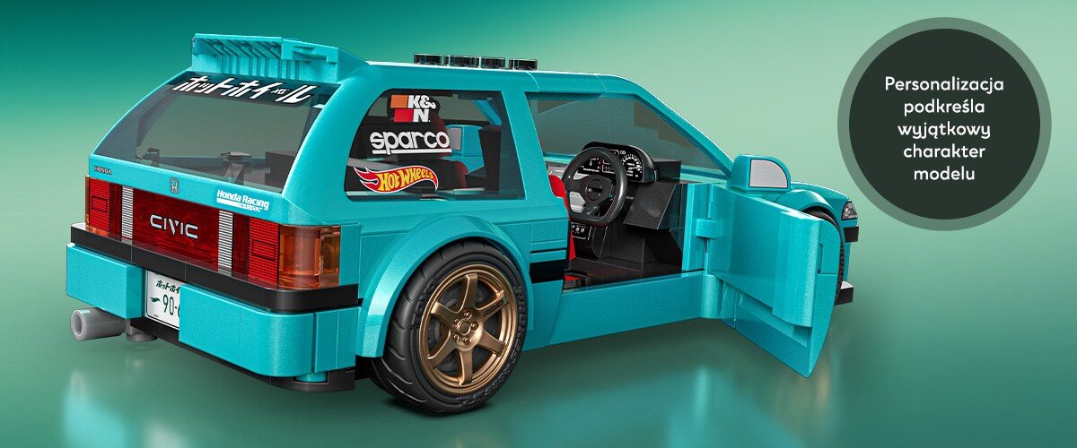 Model samochodu z klocków w kolorze turkusowym z otwartymi drzwiami i widocznymi naklejkami \'sparco\' oraz \'Hot Wheels\'. Obok znajduje się napis: \'Personalizacja podkreśla wyjątkowy charakter modelu\'.