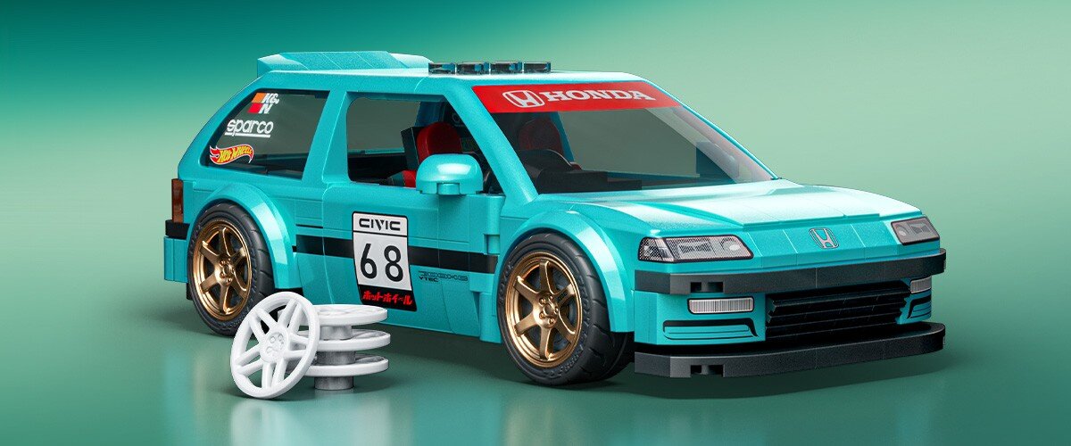 Model samochodu z klocków w kolorze turkusowym z numerem 68 na drzwiach i logo Honda na masce. Obok znajdują się trzy białe felgi.