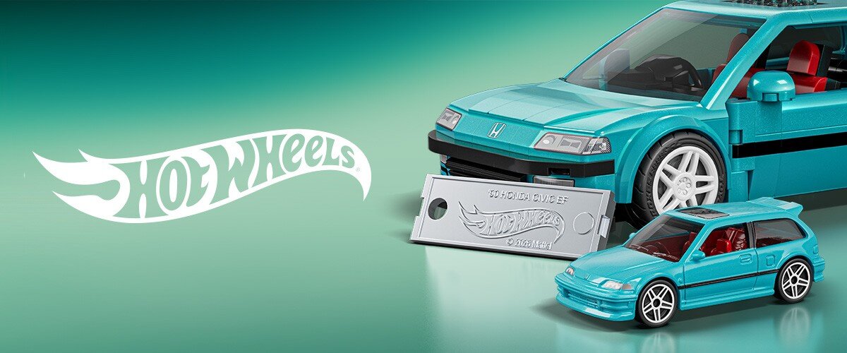 Na obrazie widoczne są dwa modele samochodów w kolorze turkusowym oraz srebrna tabliczka z logo \'Hot Wheels\'. Samochody mają czerwone wnętrze i białe felgi.