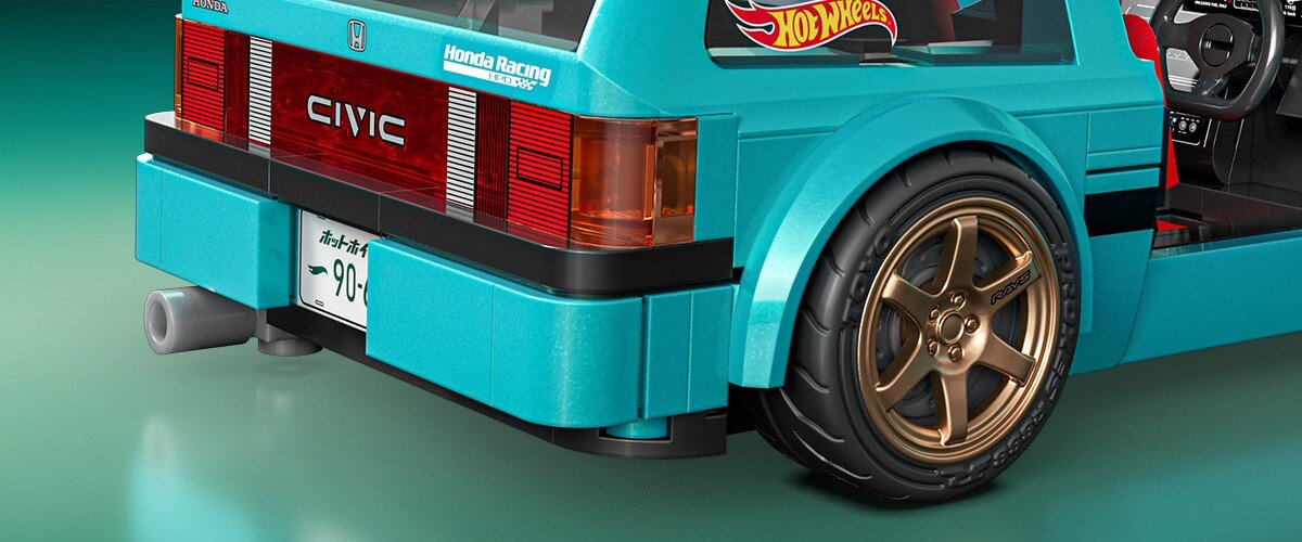 Model plastikowego samochodu w kolorze turkusowym z widocznym napisem \'CIVIC\' na tylnej części. Na szybie znajduje się logo \'Hot Wheels\'.