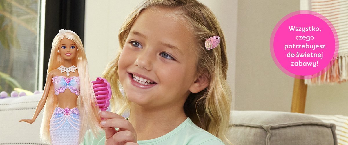 Dziewczynka czesząca włosy lalki Barbie w salonie, obok widnieje napis 'Wszystko, czego potrzebujesz do świetnej zabawy!'.