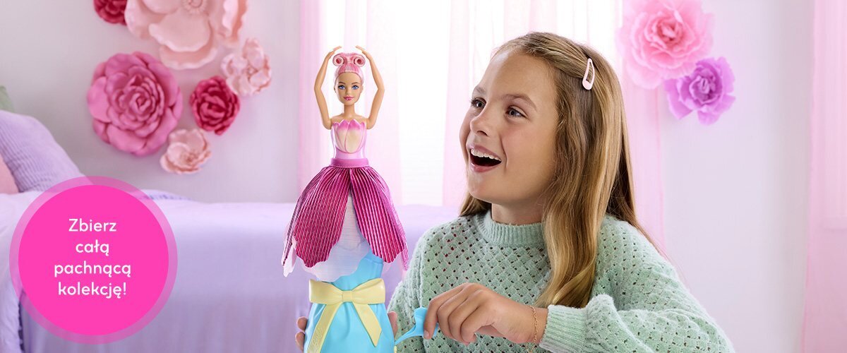 Dziewczynka bawiąca się lalką Barbie w pokoju, obok widnieje napis 'Zbierz całą pachnącą kolekcję!'.