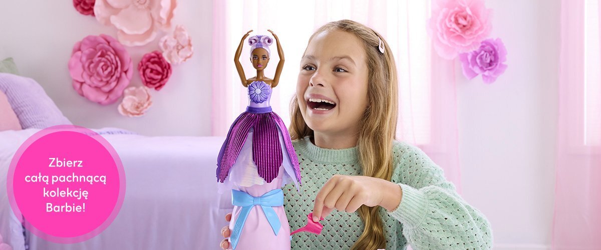 Dziewczynka bawiąca się lalką Barbie w pokoju, obok widnieje napis 'Zbierz całą pachnącą kolekcję!'.