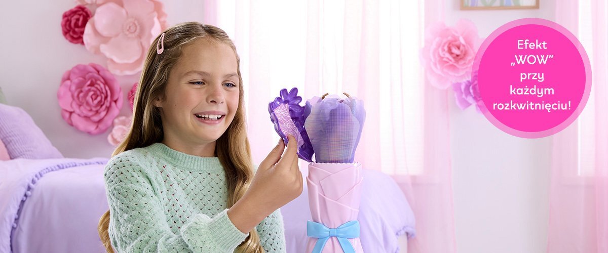 Dziewczynka bawiąca się lalką Barbie w pokoju, obok widnieje napis 'Efekt WOW przy każdym rozkwitnięciu!'.