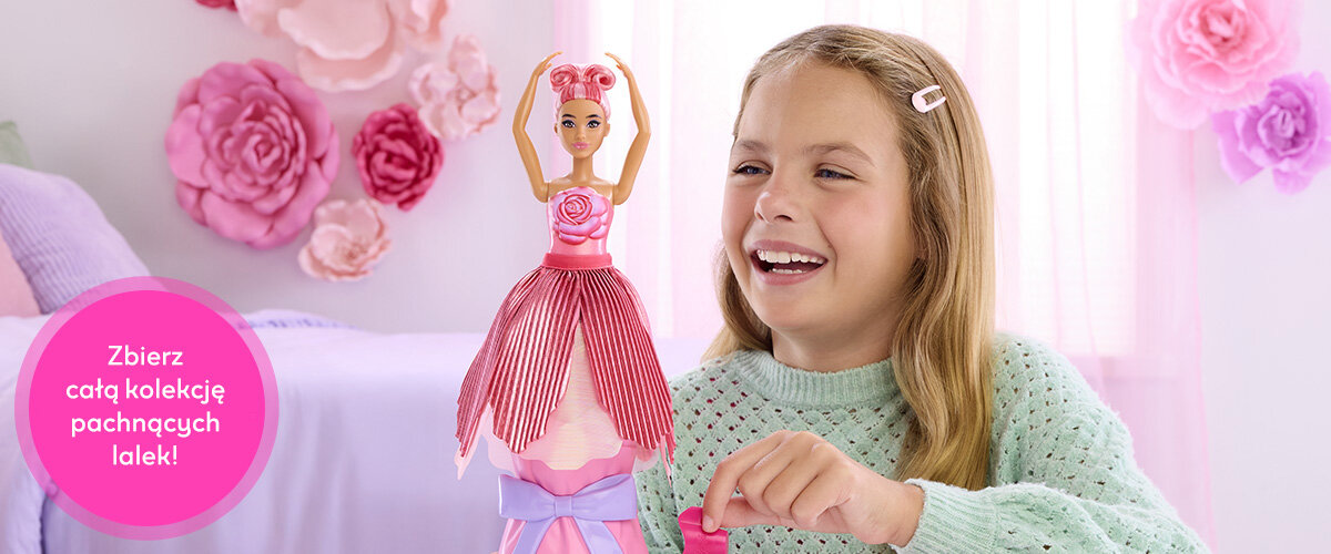 Dziewczynka bawiąca się lalką Barbie w pokoju, obok widnieje napis 'Zbierz całą kolekcję pachnących lalek!'.