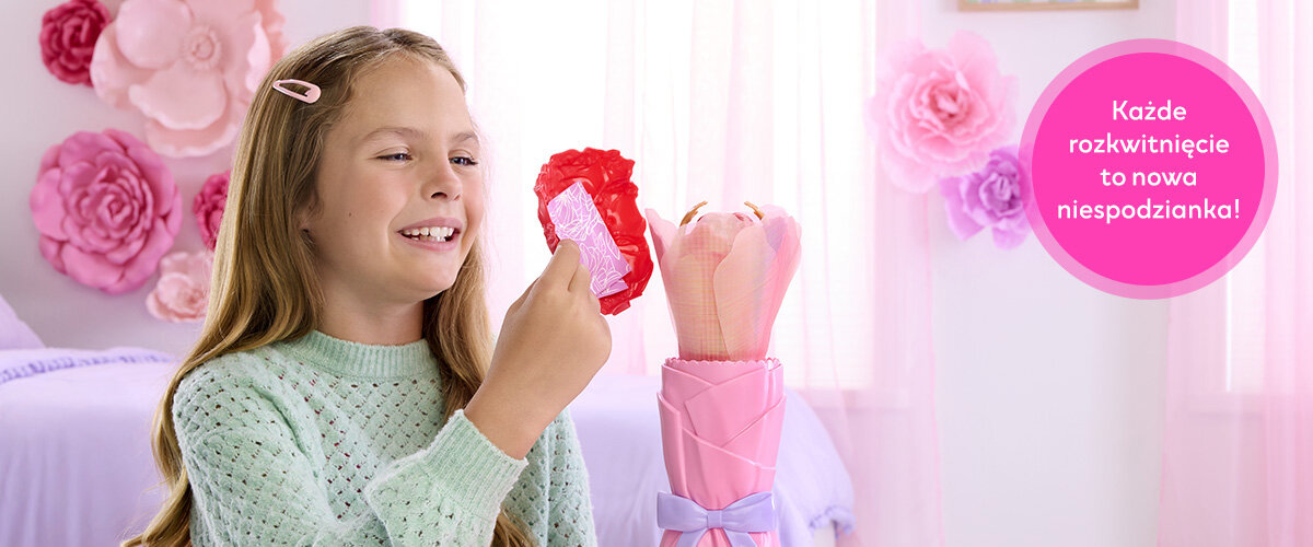 Dziewczynka bawiąca się lalką Barbie w pokoju, obok widnieje napis 'Każde rozkwitnięcie to nowa niespodzianka!'.
