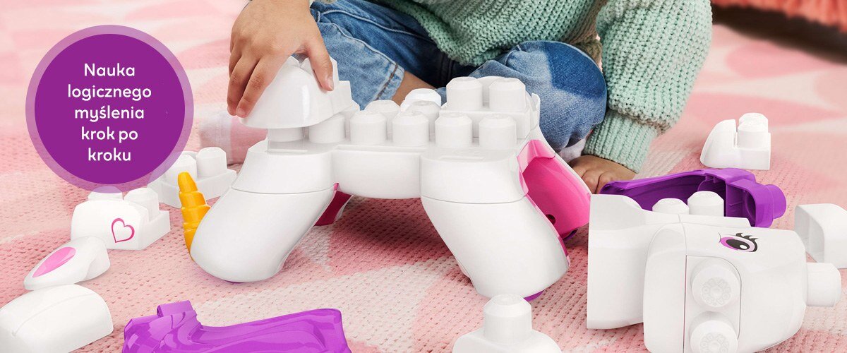 Dziecko bawi się plastikowymi klockami w kształcie jednorożca na różowym dywanie. Na obrazie widoczny jest tekst: \'Nauka logicznego myślenia krok po kroku\'.