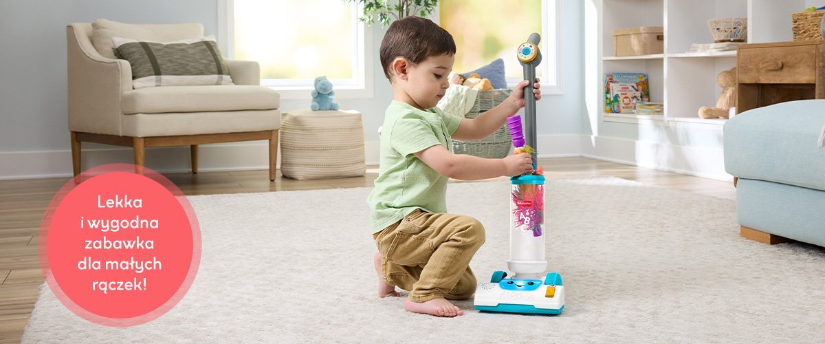 Dziecko bawiące się zabawkowym odkurzaczem Fisher Price, obok widnieje napis 'Lekka i wygodna zabawka dla małych rączek!'.