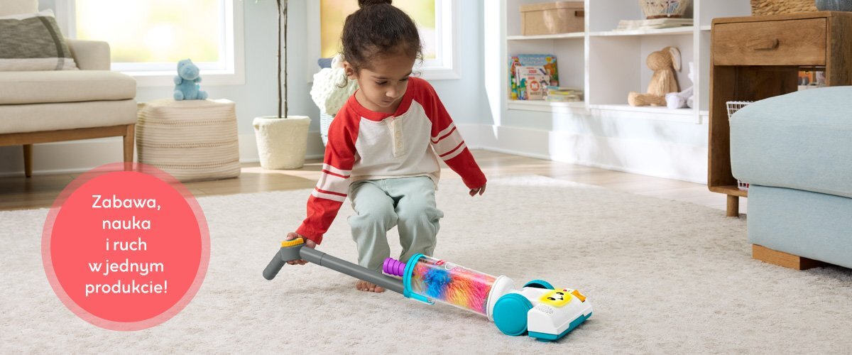 Dziecko bawiące się zabawkowym odkurzaczem Fisher Price, obok widnieje napis 'Zabawa, nauka i ruch w jednym produkcie!'.