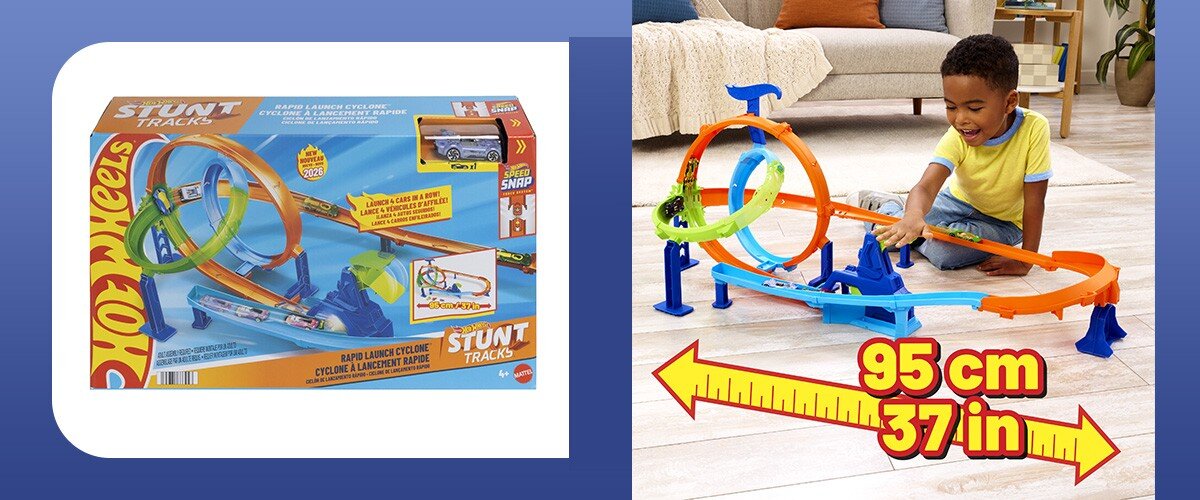 Po lewej stronie znajduje się pudełko z torem Hot Wheels Stunt Tracks, a po prawej dziecko bawi się złożonym torem z pętlą i pomarańczowo-niebieskimi elementami. Widoczny jest napis \'95 cm 37 in\'.