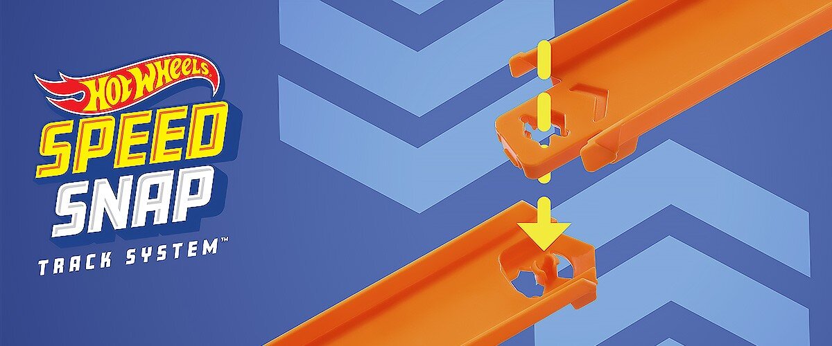 Na niebieskim tle widoczne są dwa pomarańczowe elementy toru z systemem łączenia, oznaczone strzałkami. Po lewej stronie znajduje się logo \'Hot Wheels\' oraz napis \'Speed Snap Track System\'.