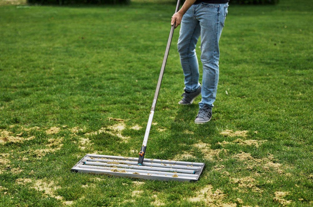 Niwelator terenu GARDENA Combisystem 03569-20 ogród trawnik osoba wyrównuje podłoże do wyrównywania powierzchni trawnika przygotowania podłoża pod nasadzenia zasypywania ubytków rozprowadzania ziemi i piasku pielęgnacji po wertykulacji