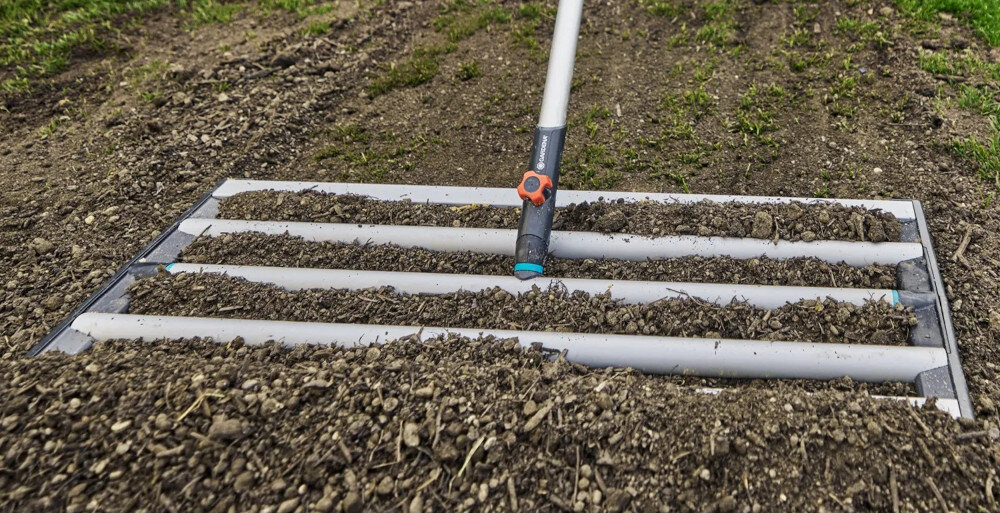 Niwelator terenu GARDENA Combisystem 03569-20 ogród ziemia widok od przodu na niwelator powierzchnia robocza 76 x 32,5 cm mniej przejść i większa wydajność oszczędność czasu i energii