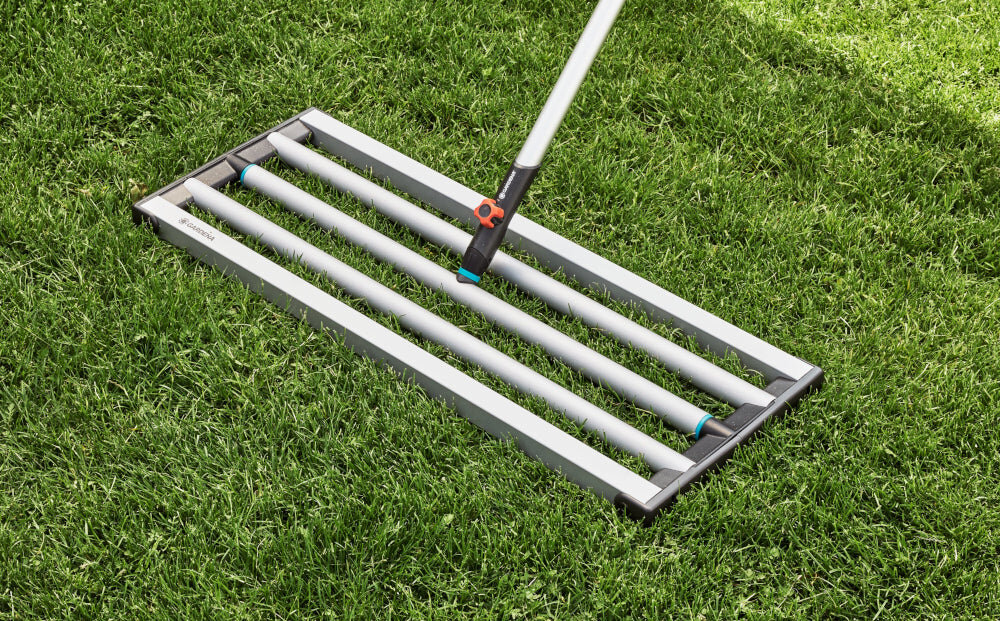 Niwelator terenu GARDENA Combisystem 03569-20 ogród trawnik widok z góry na niwelator zaokrąglony panel wewnętrzny praca wymaga mniejszego wysiłku fizycznego efekt jest bardziej równomierny dodatkowo zaokrąglone krawędzie zewnętrzne ograniczają ryzyko uszkodzenia darni