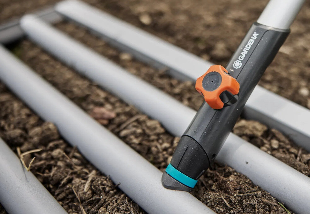 Niwelator terenu GARDENA Combisystem 03569-20 ogród ziemia niwelator zbliżenie na łączenie trzonka z niwelatorem współpracuje z systemem GARDENA Combisystem szybkie połączenie z różnymi trzonkami dopasowanie narzędzia do wzrostu użytkownika i rodzaju wykonywanej pracy komfort pracy kontrola nad narzędziem