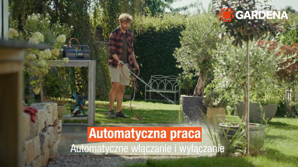 Pompa do wody GARDENA 4600 Silent 09070-20 elektryczna, przepływ, 4600, ciśnienie, bar, mężczyzna podlewa posadzkę w ogrodzie w słoneczny dzień