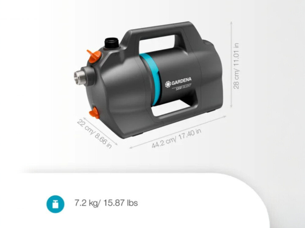 Pompa do wody GARDENA 09084-20 elektryczna, kabel, zasilanie, wymiary, waga, na szarym tle pompa wraz z podaniem jej wymiarów i wagi
