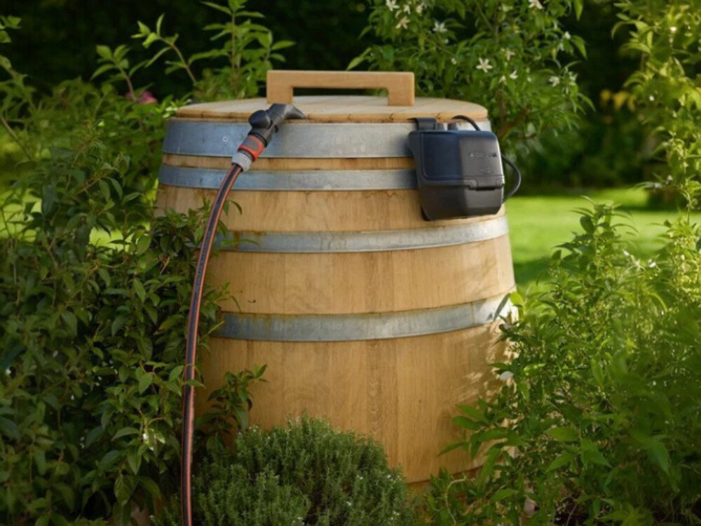 Pompa do wody akumulatorowa GARDENA 2400/2.1 18V P4A 14605-20 z akumulatorem, zanurzenie, głębokość, minutnik, konewki, 