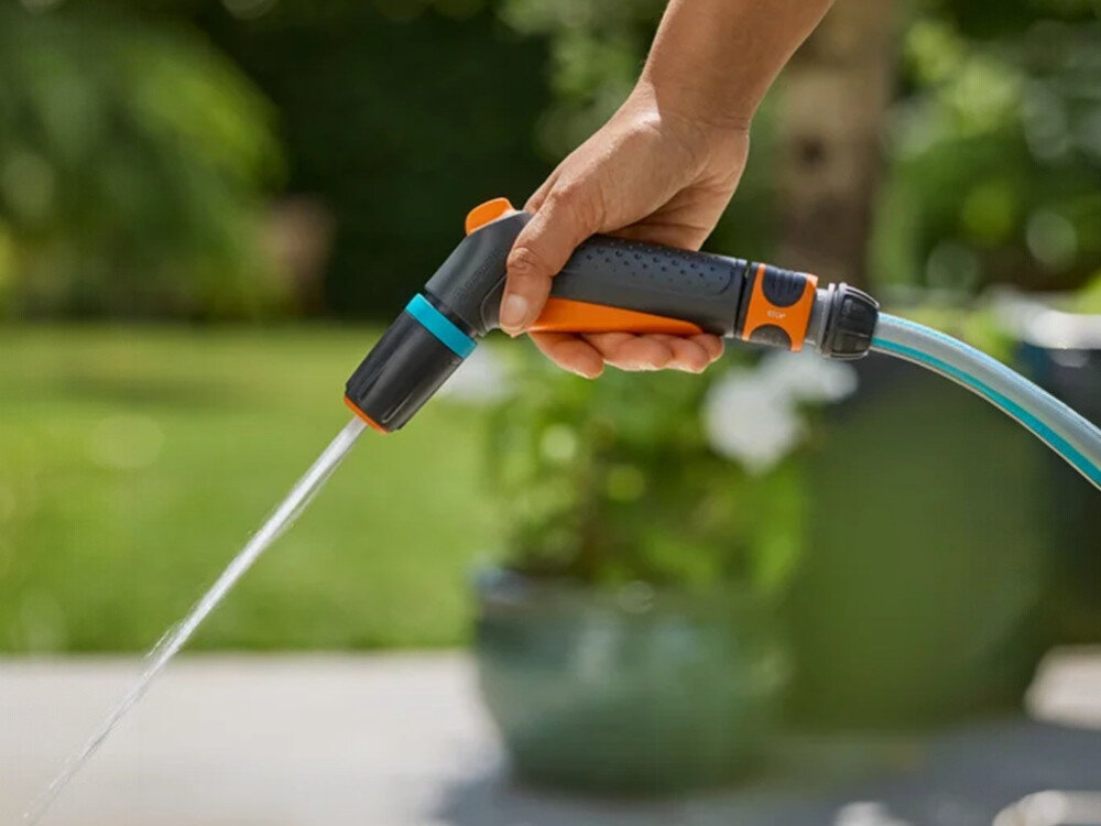 Pistolet zraszający GARDENA Classic 18360-20, ergonomiczne, tworzywo, nawadnianie, wyzwalacz, dłoń trzyma pistolet podłączony do węża