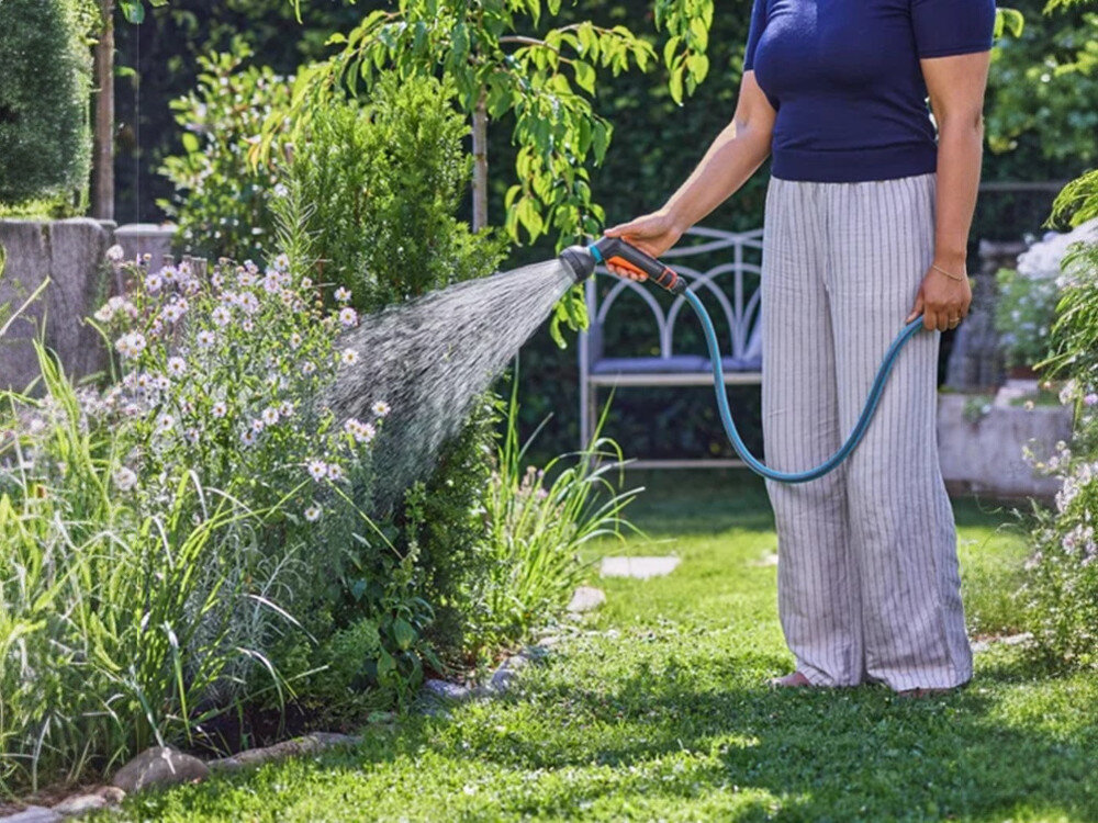 Pistolet zraszający GARDENA Classic 18365-20, miękkie, łodygi, siewki, deszcz, kobieta podlewa rabatę pistoletem gardena