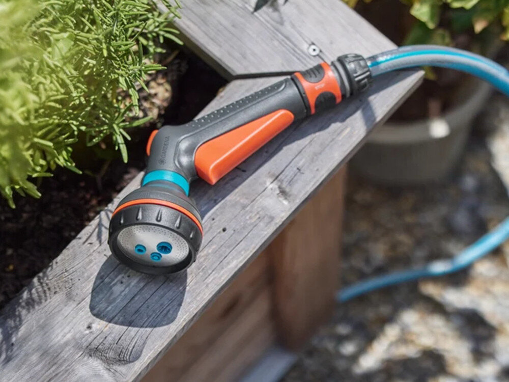 Pistolet zraszający GARDENA Classic 18372-20, przymrozki, temperatura, odporność, pogoda, pistolet leży na listwie warzywniaka w słońcu